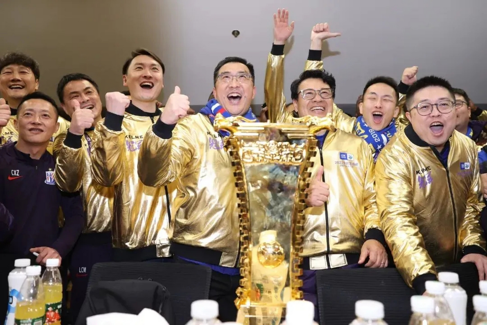 包含申花高层深夜商讨！换帅或搞大手笔引援备战的词条